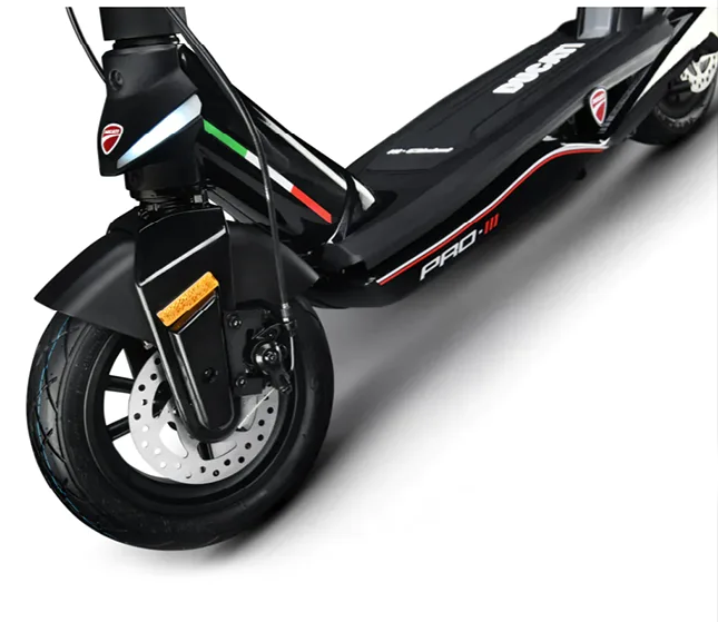 دراجة Ducati E-Scooter Pro-III مزودة بإشارات انعطاف
