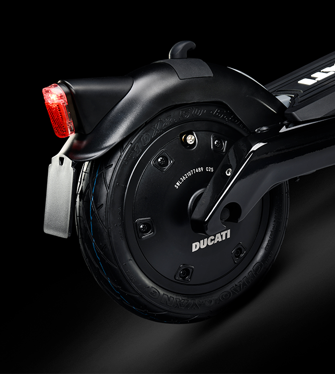 دراجة Ducati E-Scooter Pro-III مزودة بإشارات انعطاف