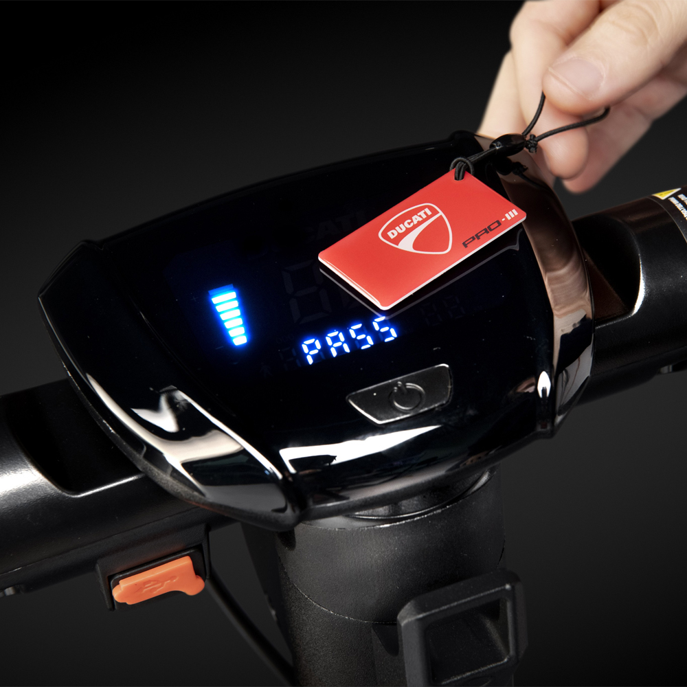 دراجة Ducati E-Scooter Pro-III مزودة بإشارات انعطاف