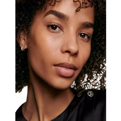Chanel N°1 De Chanel Revitalising Foundation Illuminates - Hydrates - Protects