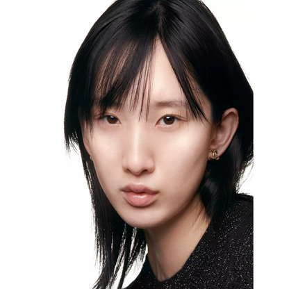 Chanel N°1 De Chanel Revitalising Foundation Illuminates - Hydrates - Protects