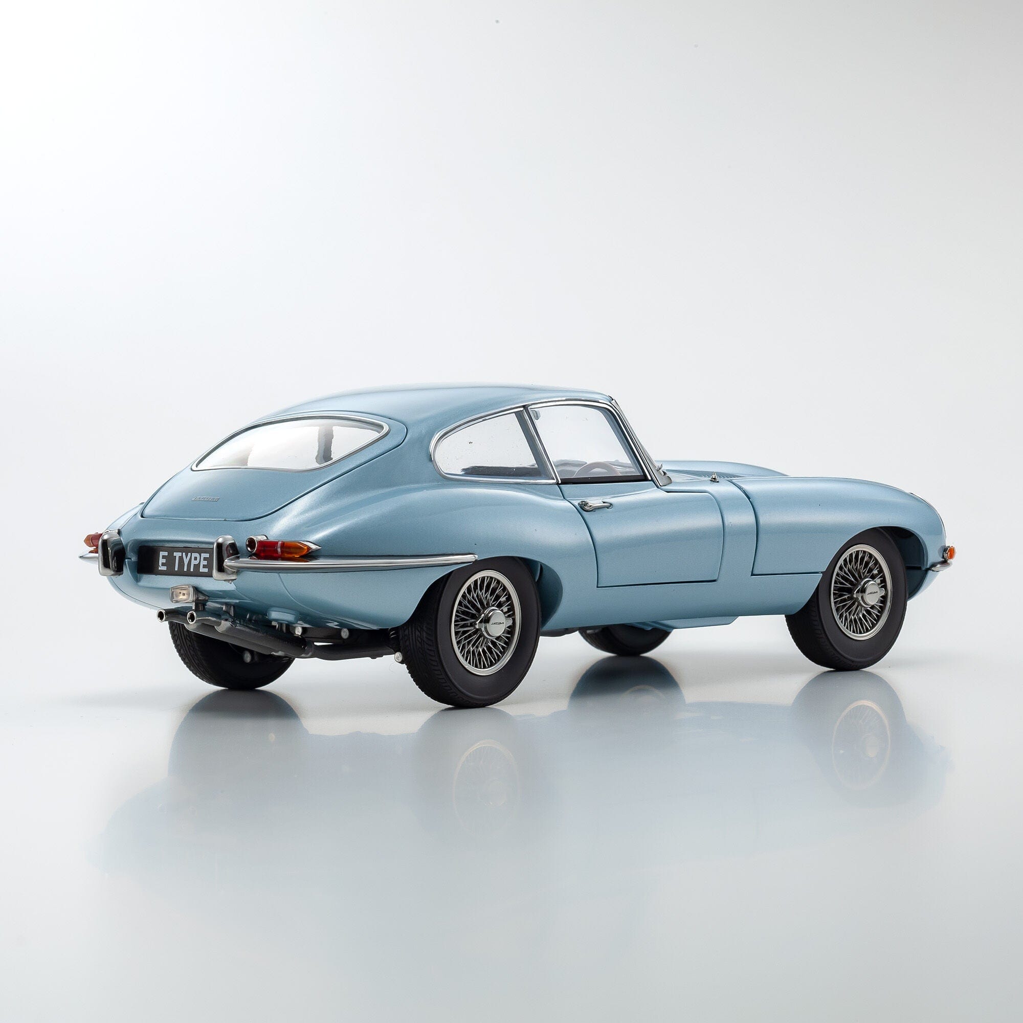 Bburago Car Toys 1/18 (Coll B)   -  Jaguar "E" Coupe (1961)